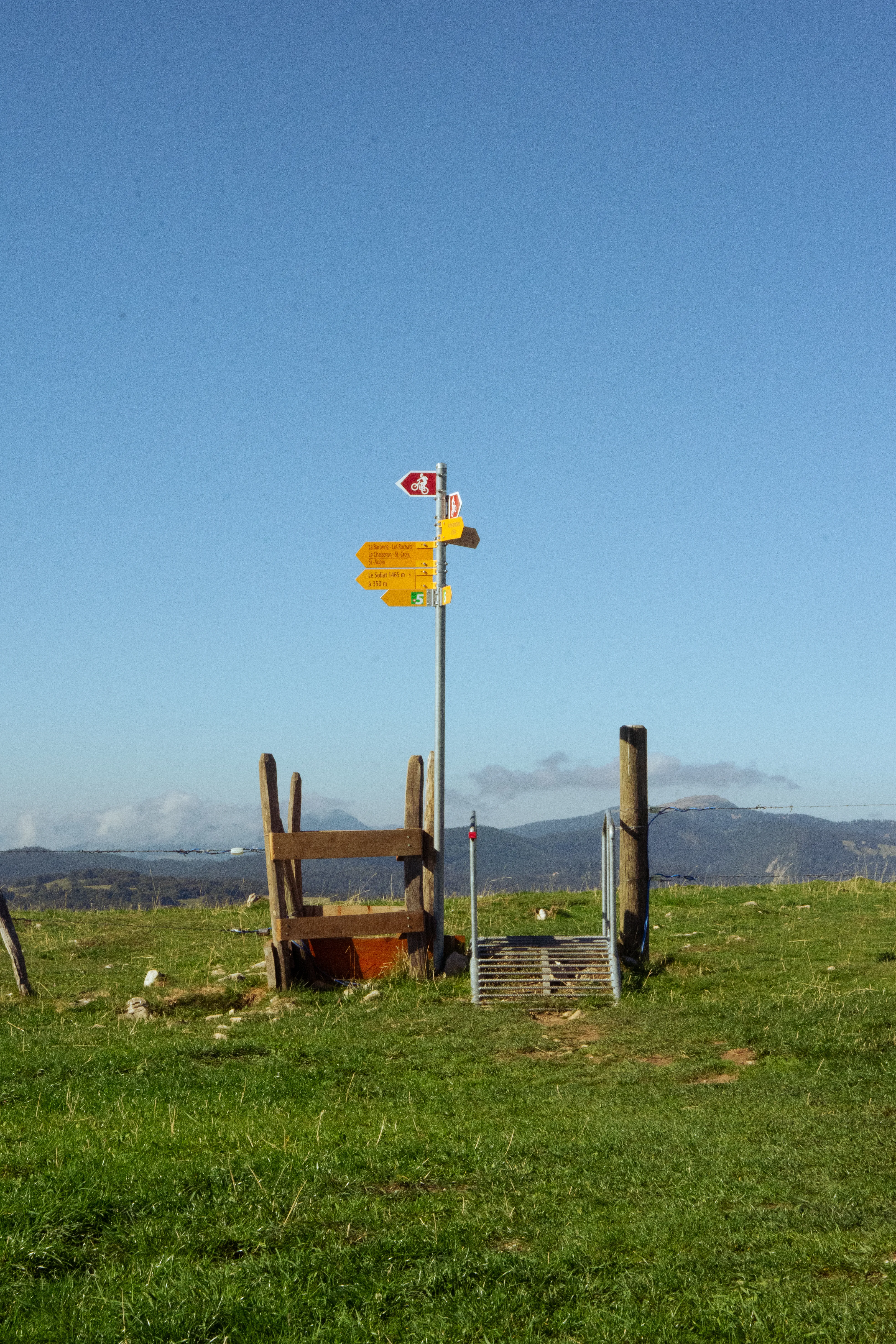 Weite Landschaft am Creux du Van mit rauer Jura-Felsformation und offenem Himmel